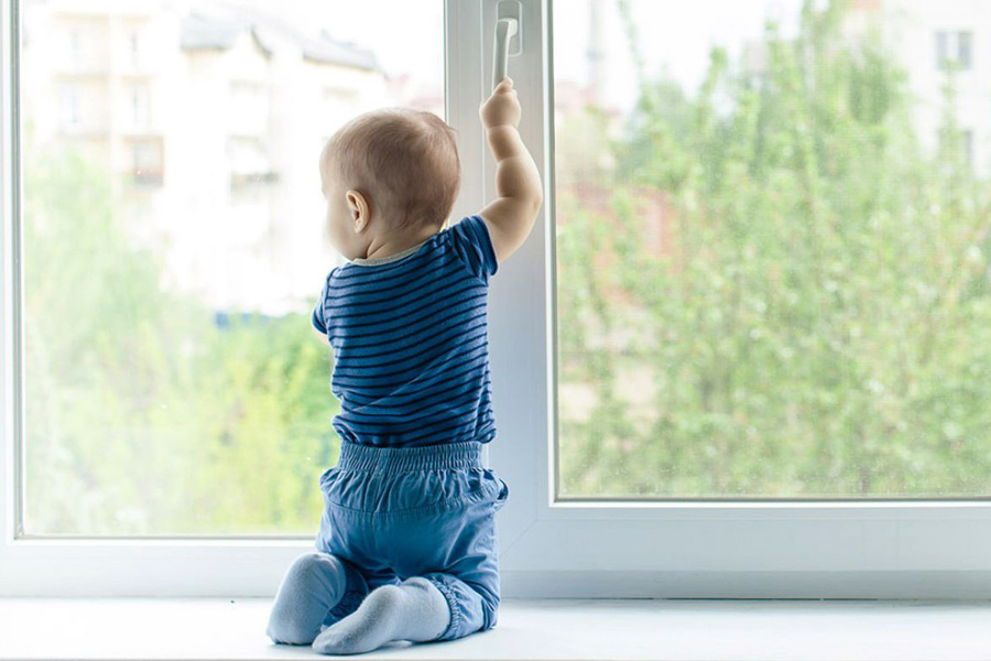 Не оставляйте окно открытым, если в доме маленький ребёнок