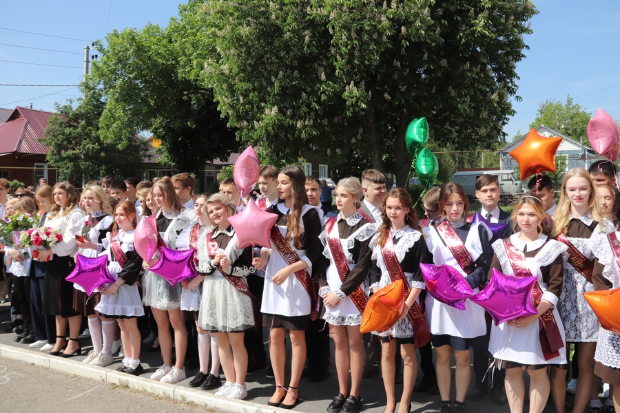 Глава администрации города Алатыря Д.В. Трифонов поздравил выпускников школы №9 с праздником Последнего звонка