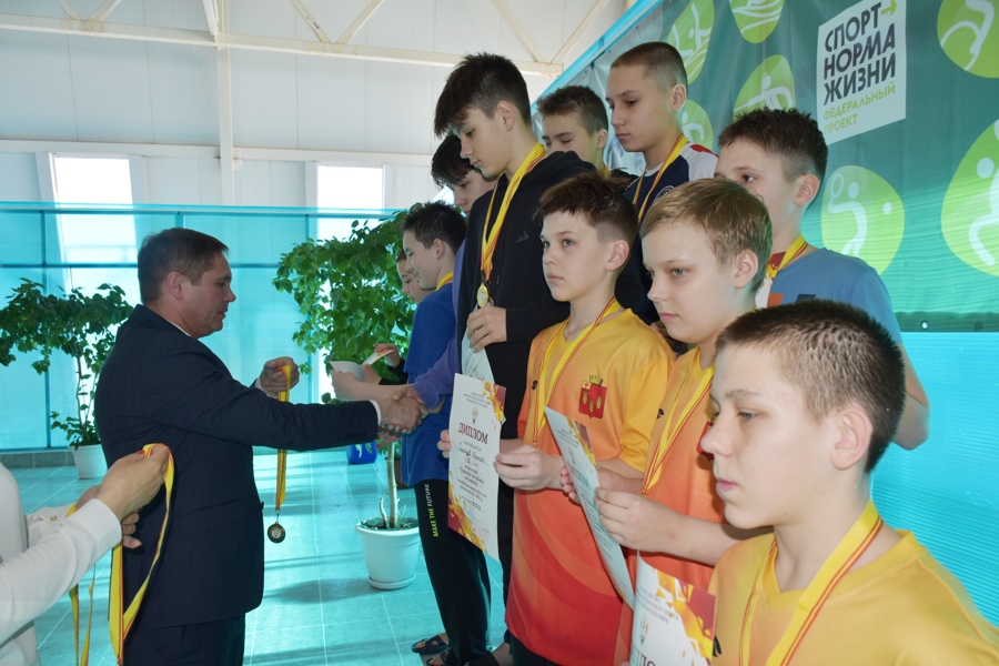Алексей Людков вручил награды победителям и призёрам первенства Чувашии по плаванию