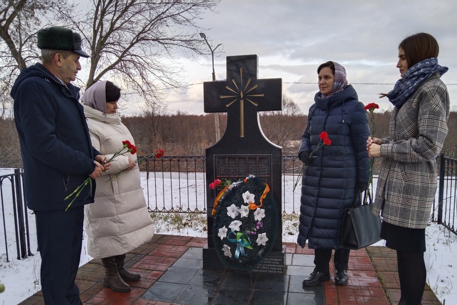 30 октября, в День памяти жертв политических репрессий, в Ядрине состоялась церемония возложения цветов к Памятнику жертвам репрессий.