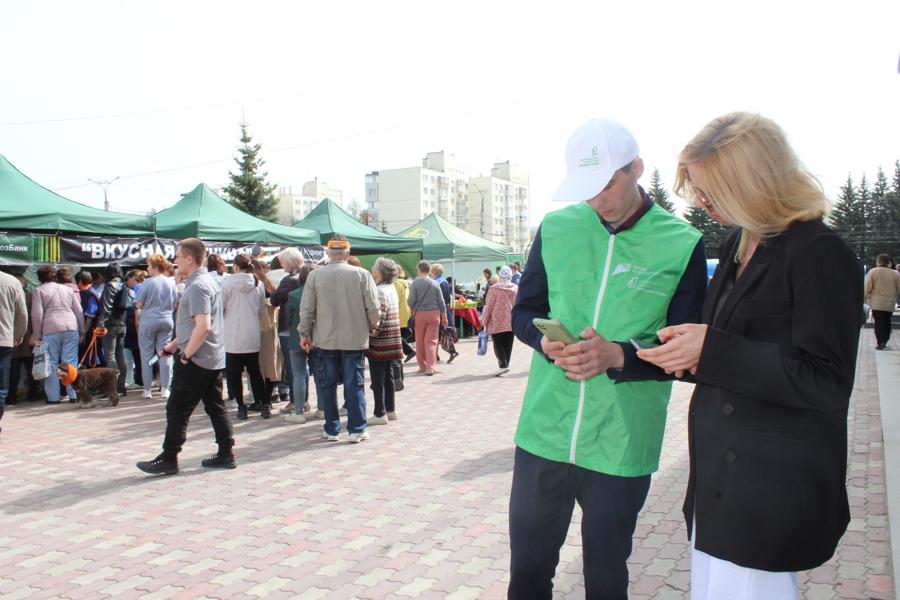 Волонтёры помогли посетителям «Вкусной пятницы» проголосовать за благоустройство города