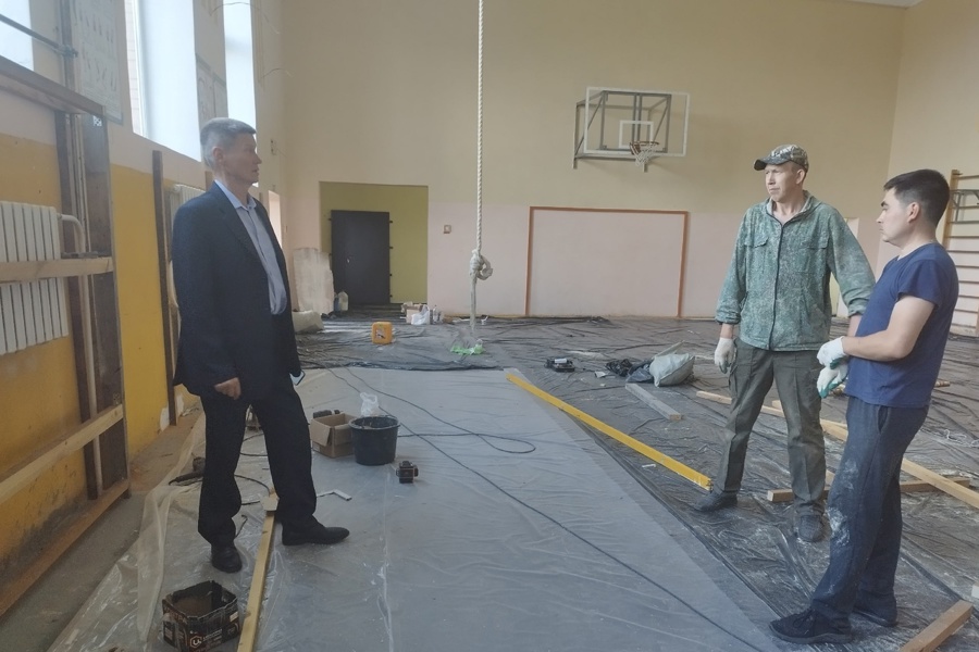 В. Павлов проконтролировал ход​ проведения ремонтных работ спортивного зала Большеяниковской средней​ школы
