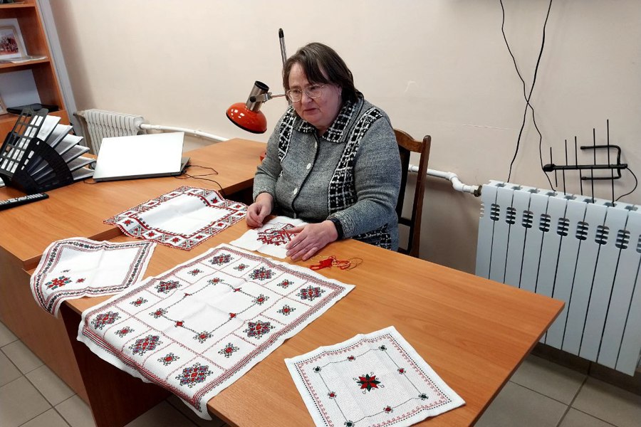«Серебряный» волонтер Порецкого округа вышивает платки-обереги для участников СВО