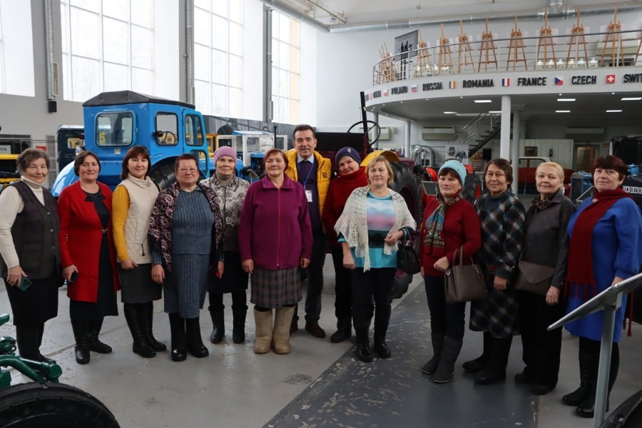 «Серебряные» волонтеры посетили Музей истории трактора и Чувашский национальный музей