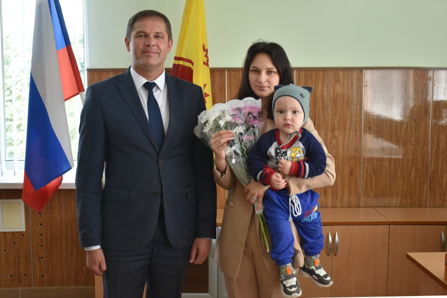 Обеспечение жильём детей-сирот: Алексей Людков вручил жительнице округа ключ от квартиры