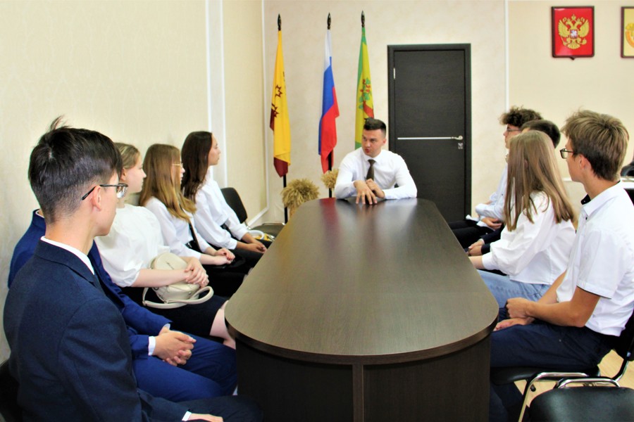 Глава Цивильского муниципального округа Алексей Иванов встретился с  активной молодежью округа