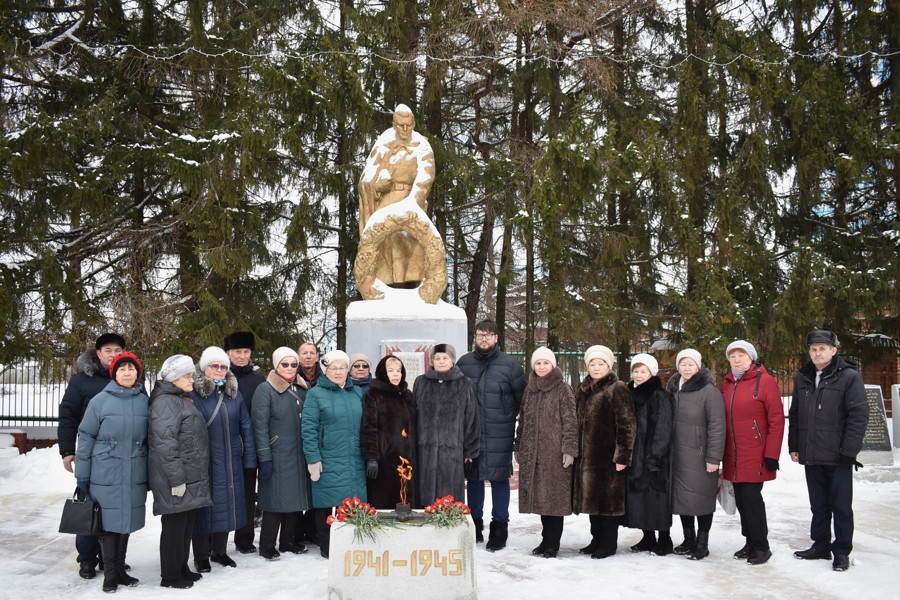 В Ядрине прошел митинг, посвященный 80-летию полного освобождения Ленинграда от фашисткой блокады.