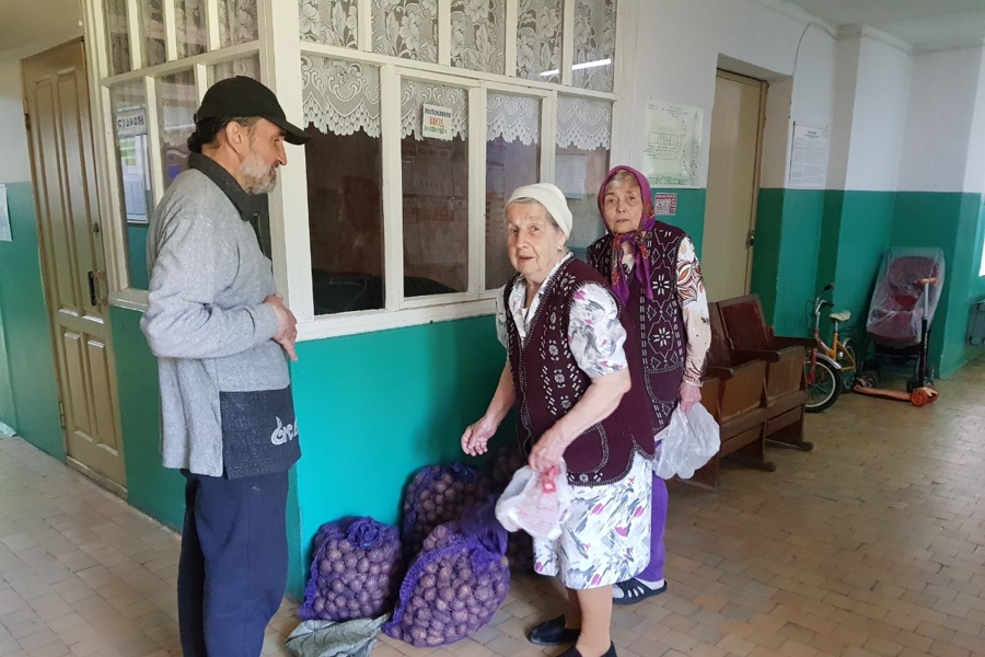 Житель Цивильского муниципального округа передал картофель пожилым односельчанам