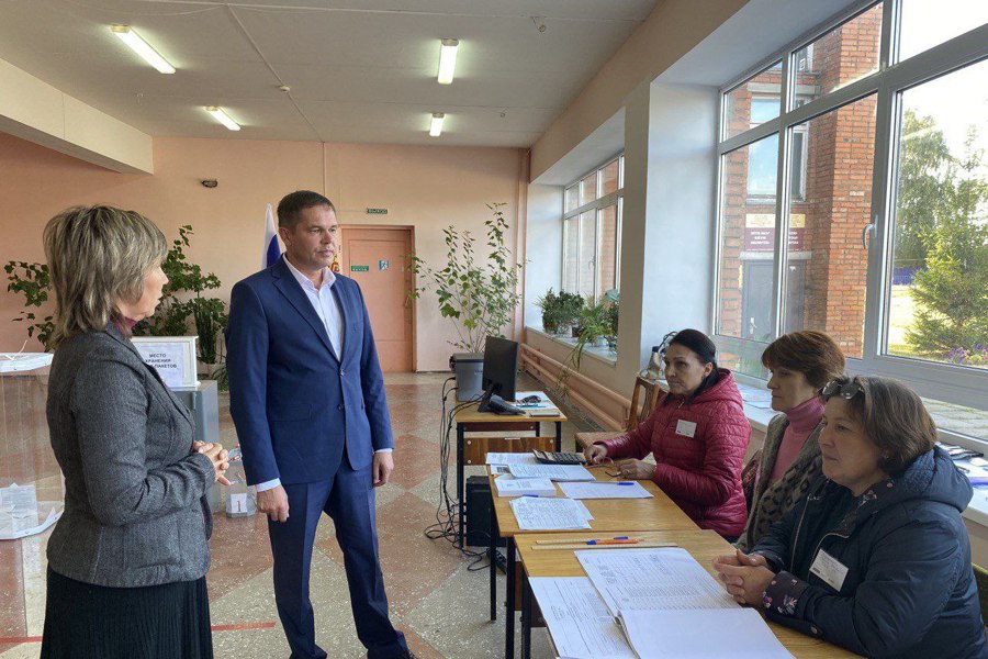 Выборы-2023: глава Козловского муниципального округа Алексей Людков посетил избирательные участки