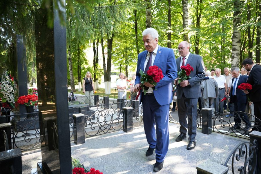 В честь 100-летия со дня рождения Ильи Прокопьева состоялось возложение цветов к его могиле