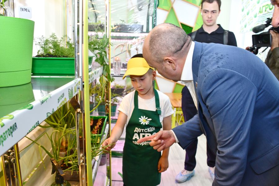 В Батыревском округе заложен фундамент для подготовки будущих аграриев: делегация во главе с Председателем Правительства Чувашии оценила работу агролаборатории в детском саду «Ромашка»