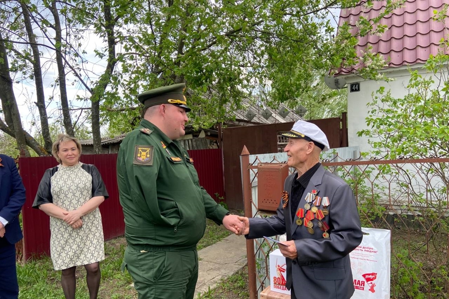 Ветераны получили подарки ко Дню Победы от имени Главы Чувашской Республики Олега Николаева
