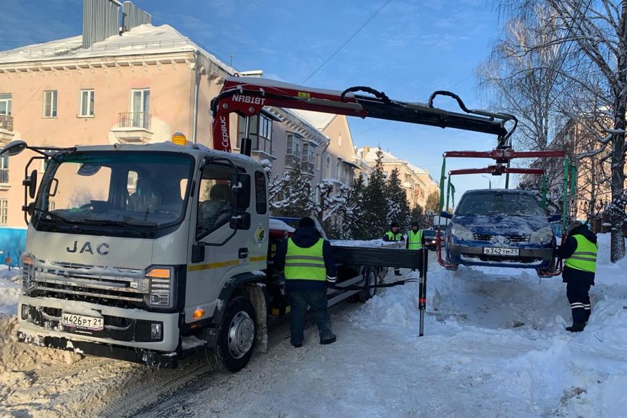 В Чебоксарах проводится эвакуация автомобилей, мешающих работе снегоуборочной техники