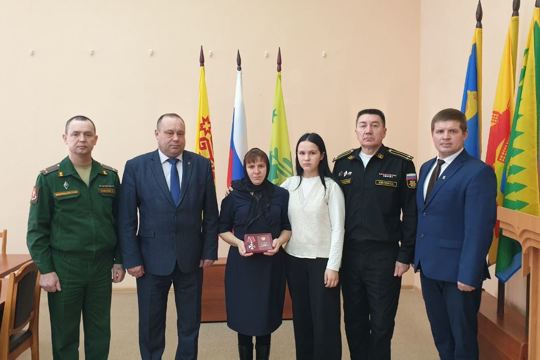Вручение ордена Мужества посмертно матери погибшего военнослужащего А.А.Уськина