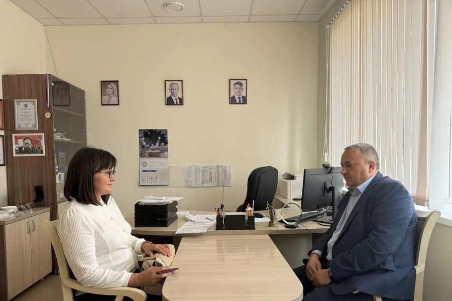 Уполномоченный по правам человека в Чувашской Республике Сергей Самостюк провел рабочую встречу со своим общественным помощником Натальей Ершовой