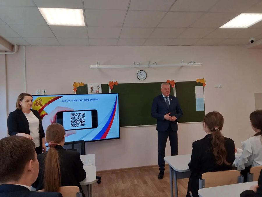 В Чебоксарах прошел Урок парламентаризма: школьники узнали о законодательной власти России и Чувашии