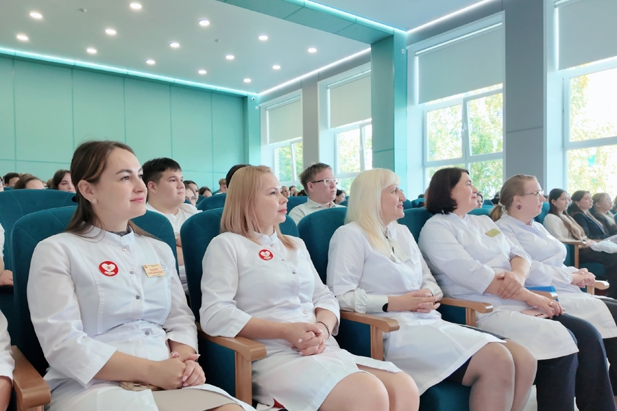 В Чебоксарском медицинском колледже прошло посвящение первокурсников в белые халаты
