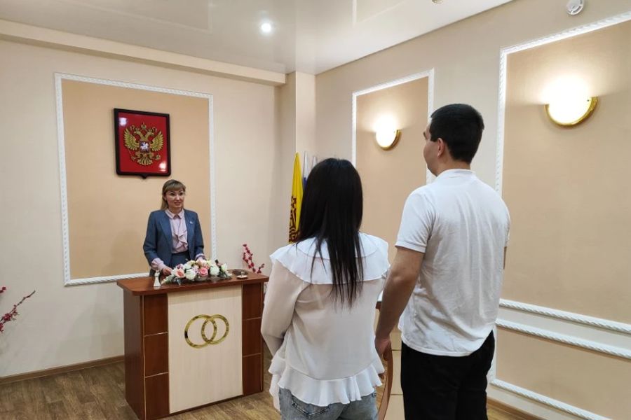 «Крепкая семья»: в Чебоксарах будущим родителям рассказали о регистрации рождения и психологии отношений