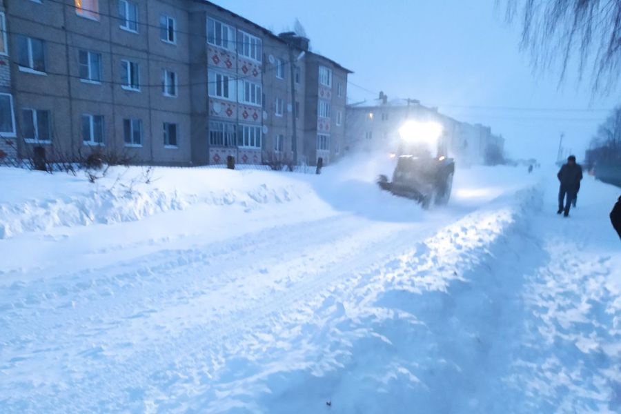Урмарском округе ведется активная работа по устранению последствий снегопада
