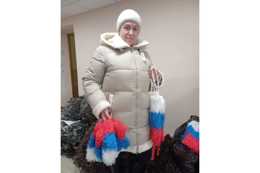 Специалист Яльчикского центра соцобслуживания Надежда Васильева вяжет для бойцов СВО мочалки