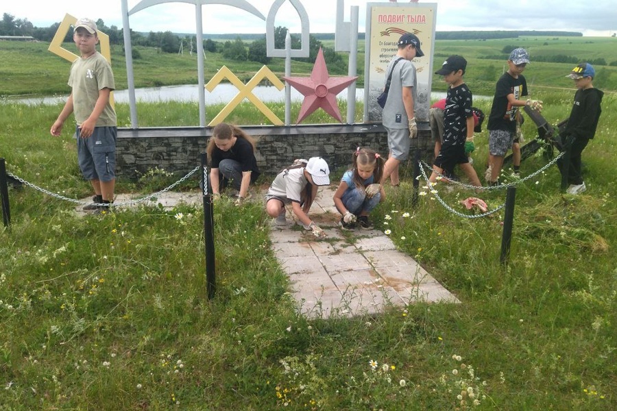 Работники Шоркистринского СДК посетили стелу, воздвигнутую в память о строителях Сурского рубежа
