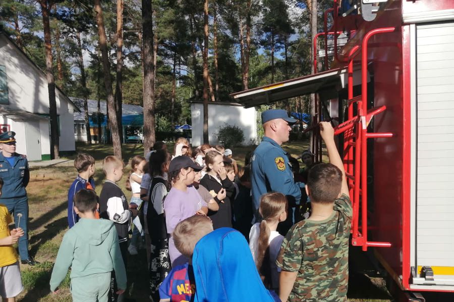 В детских оздоровительных лагерях «Волна» и «Росинка»  прошел Тематический день «Осторожно, огонь!»