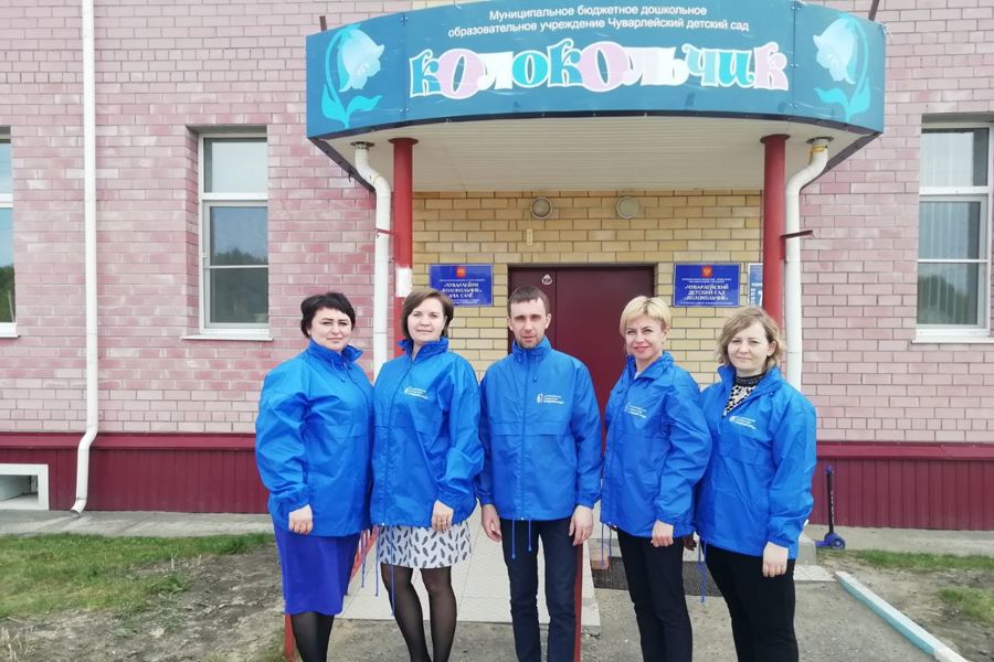 В Алатырском муниципальном округе волонтеры помогают жителям принять участие в онлайн-голосовании по выбору объектов для благоустройства в 2024 году