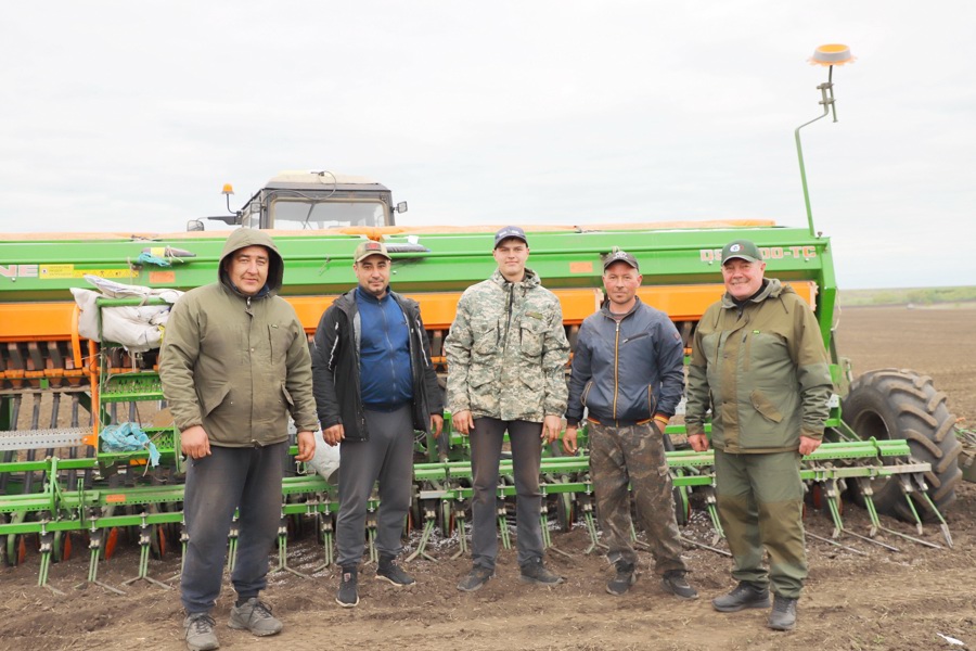 Глава Яльчикского муниципального округа Леонард Левый ознакомился с ходом весенних полевых работ