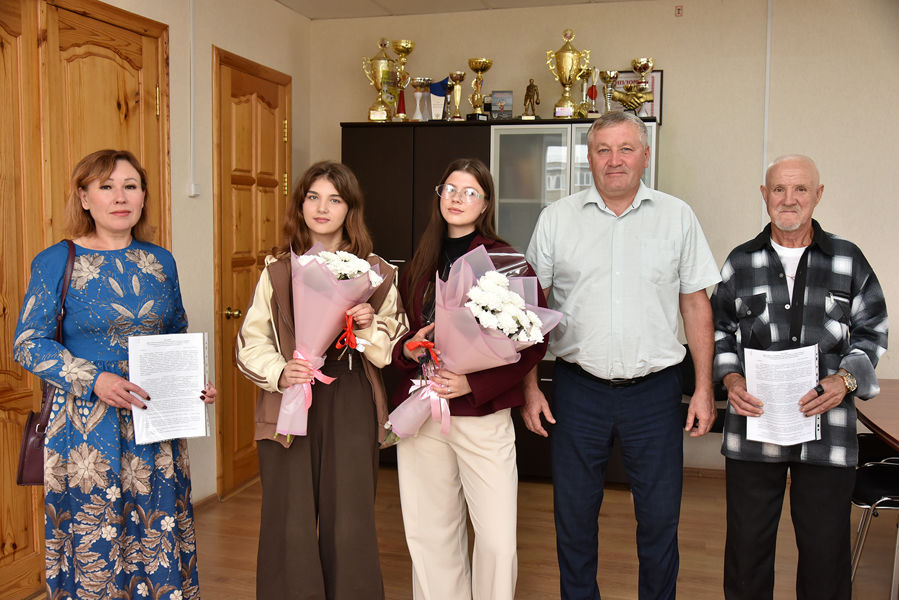 В Ибресинском округе две девушки-сироты получили ключи от новых квартир
