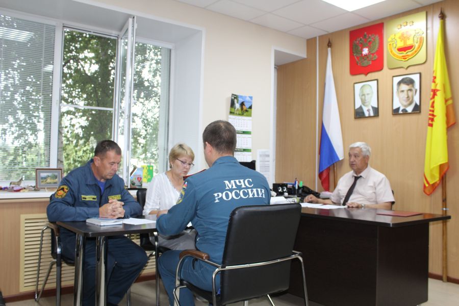 Оперативное совещание в администрации Шемуршинского муниципального округа: меры по обеспечению безопасности в пожароопасный и купальный периоды