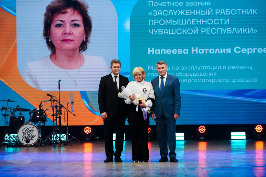 Олег Николаев вручил государственные награды работникам ПАО «Химпром» в честь Дня химика