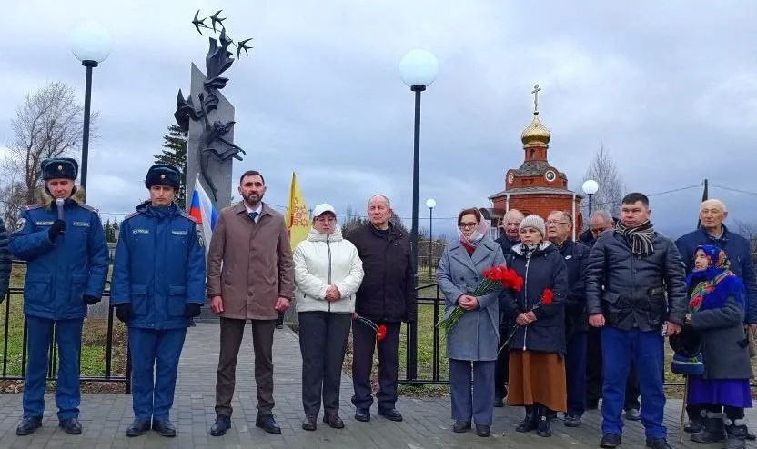 В Мариинско-Посадском округе почтили память жертв пожара в Эльбарусовской школе
