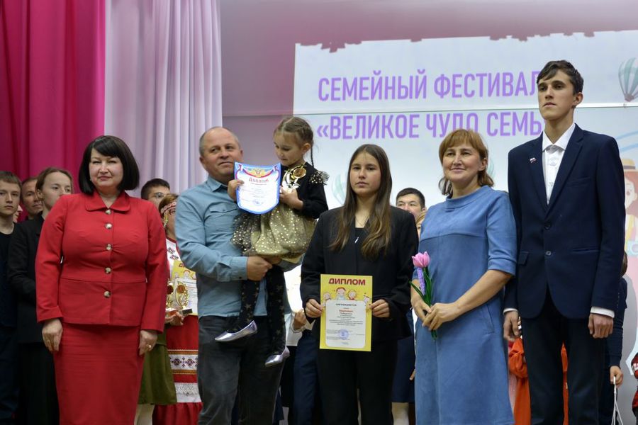 В Моргаушском округе отметили Международный день семьи: пусть в ваших семьях всегда горит свет счастья и огонь любви»