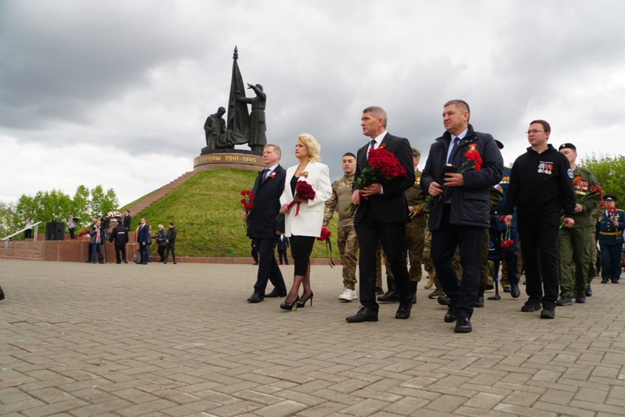В День Победы на городском Мемориале Славы возложили цветы