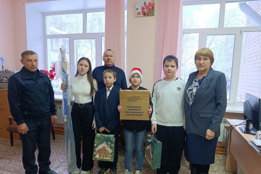 Добрые помощники Деда Мороза продолжают исполнять детские мечты в рамках благотворительной акции «Ёлка желаний»