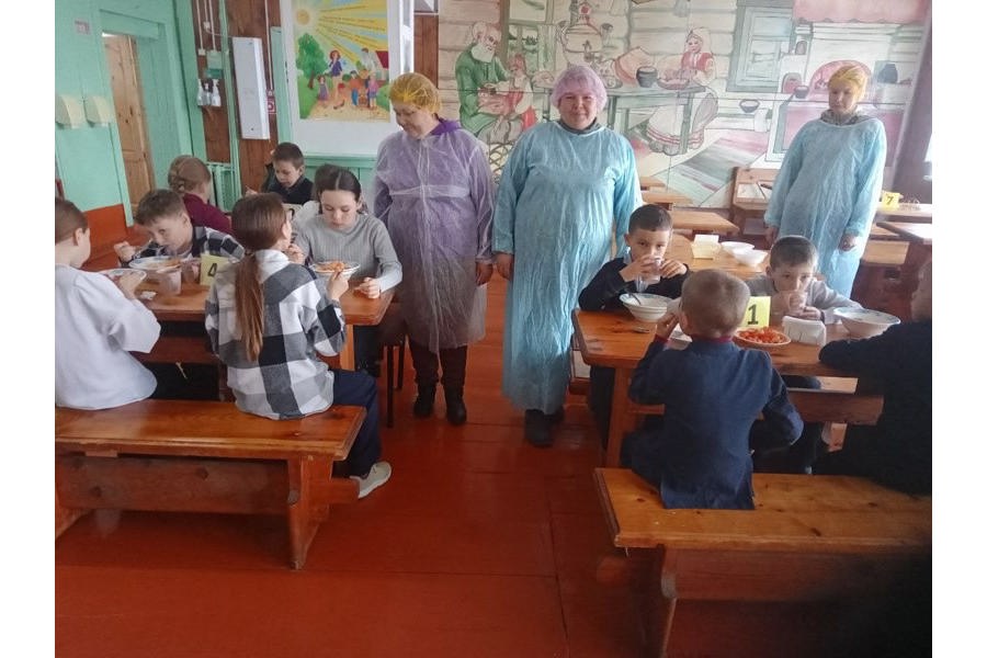 Родители учеников Чепкас-Никольской школы Шемуршинского округа продолжают активно интересоваться организацией горячего питания и качеством блюд.