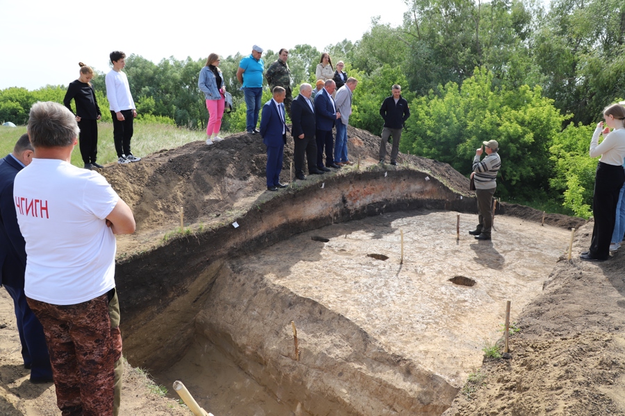 Министр образования Дмитрий Захаров и депутат Государственного Совета Чувашской Республики Петр Краснов посетили археологические раскопки выдающегося памятника средневековья Большетаябинского городища X-XIII вв.