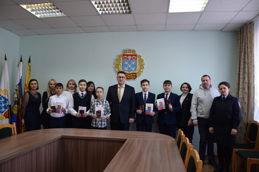 В канун Дня защитника Отечества в Чебоксарах вручили паспорта гражданина РФ
