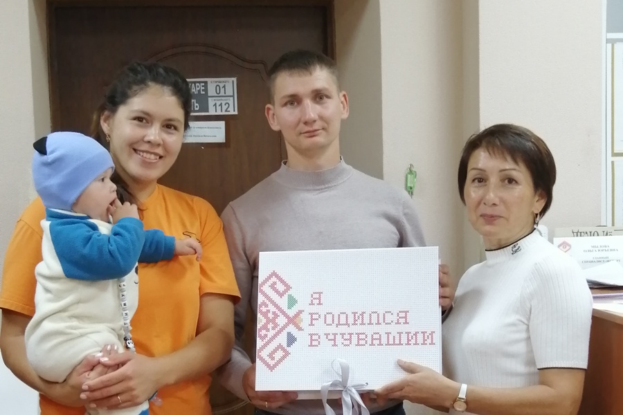 Семьи города Канаш продолжают получать комплекты «Подарок новорожденному»