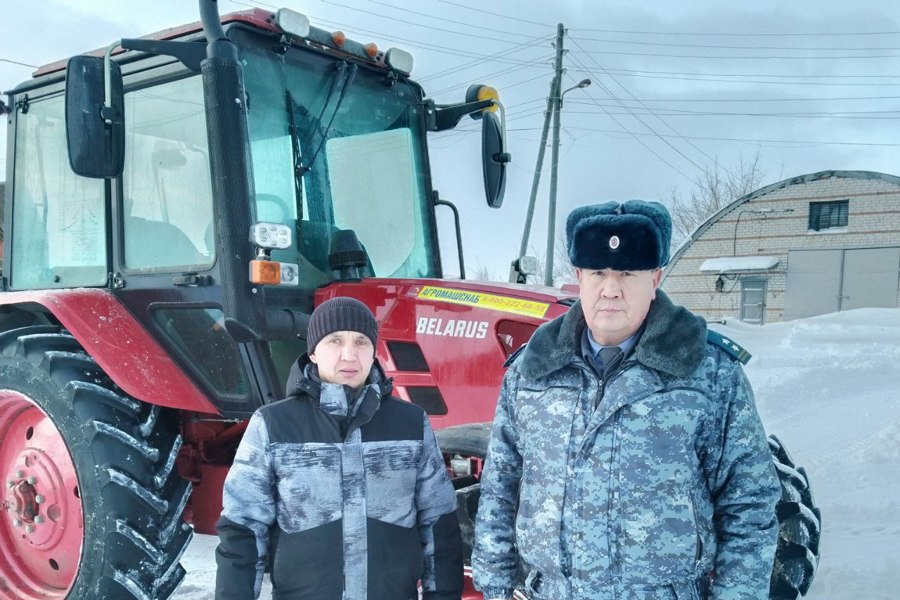 Инспектор Гостехнадзора Владимир Мекшеев из Яльчикского округа неустанно трудится, регистрируя новую технику!