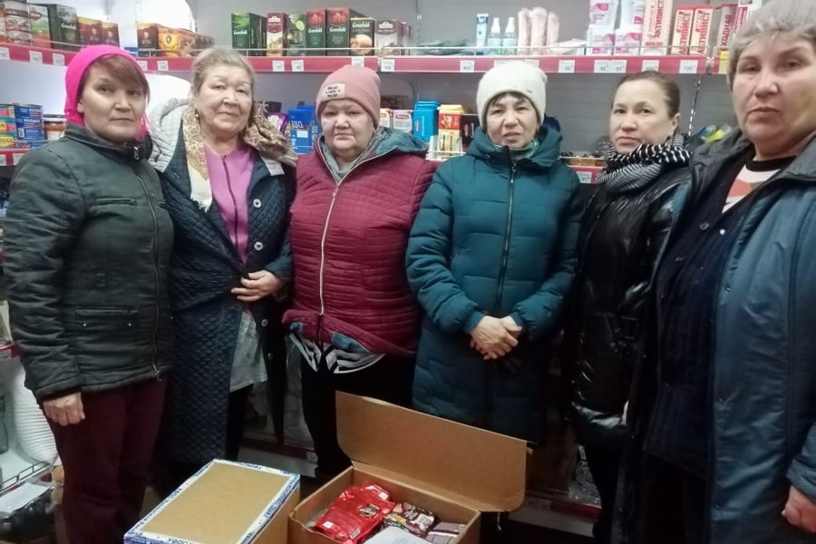 «Серебряные» волонтеры Аликовского округа собирают посылки для бойцов СВО