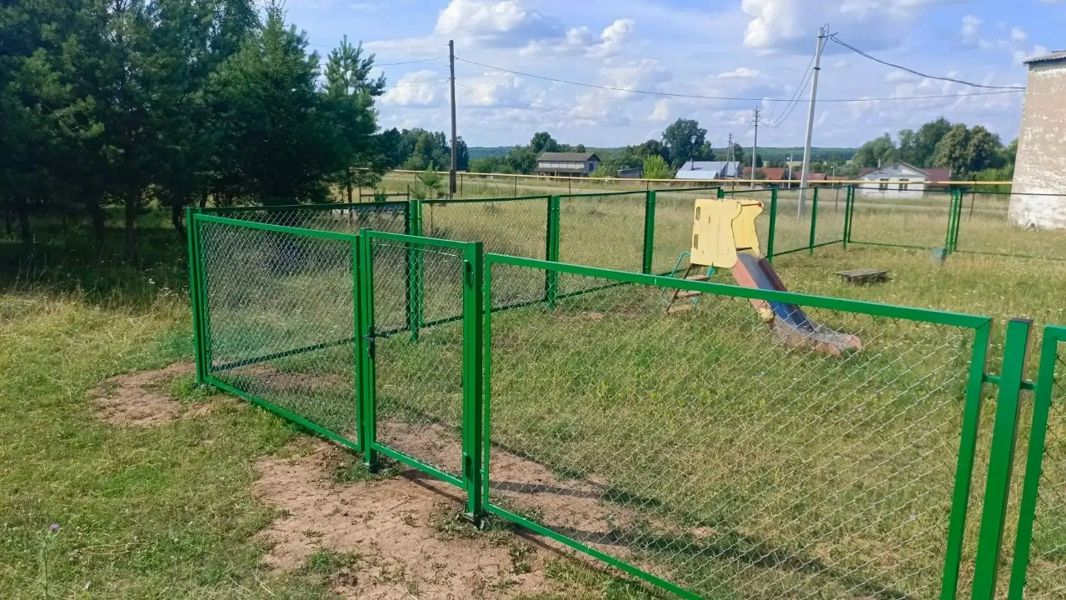 Работы по установке ограждения на детской игровой площадке в с. Богатырево завершены