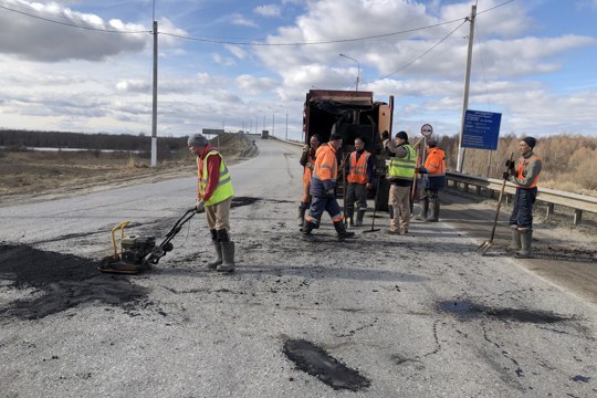 Подрядная организация ООО «ДорТех» начинает рабочую неделю с выполнения ямочного ремонта автодороги Никольское-Ядрин-Калинино