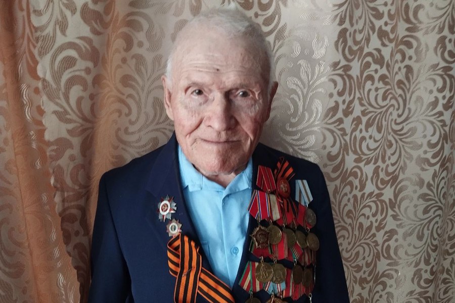 Поздравления с Днём защитника Отечества принимает ветеран Великой Отечественной войны Василий Иванович Иванов