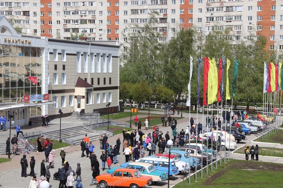В Новочебоксарске День Победы начался с пробегов ретро автомобилей