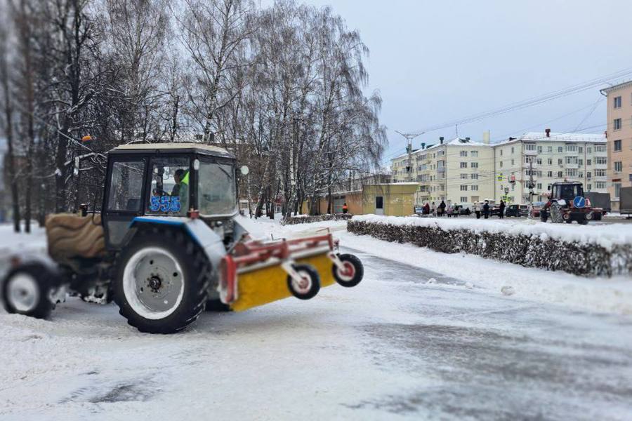 В Чебоксарах продолжается работа по уборке парков и скверов