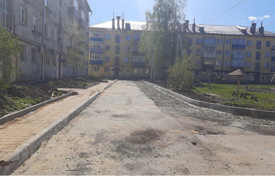 Продолжается благоустройство дворовых территорий в городе Канаш