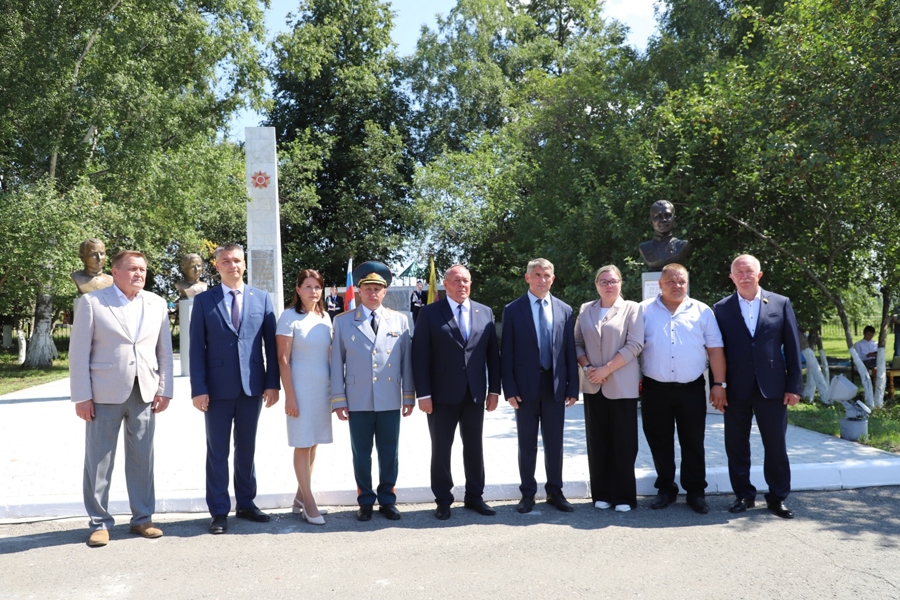 Открытие бюста Героя России Петрова Н.А.