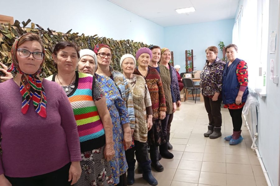 Изготавливают окопные свечи и вяжут маскировочные сети