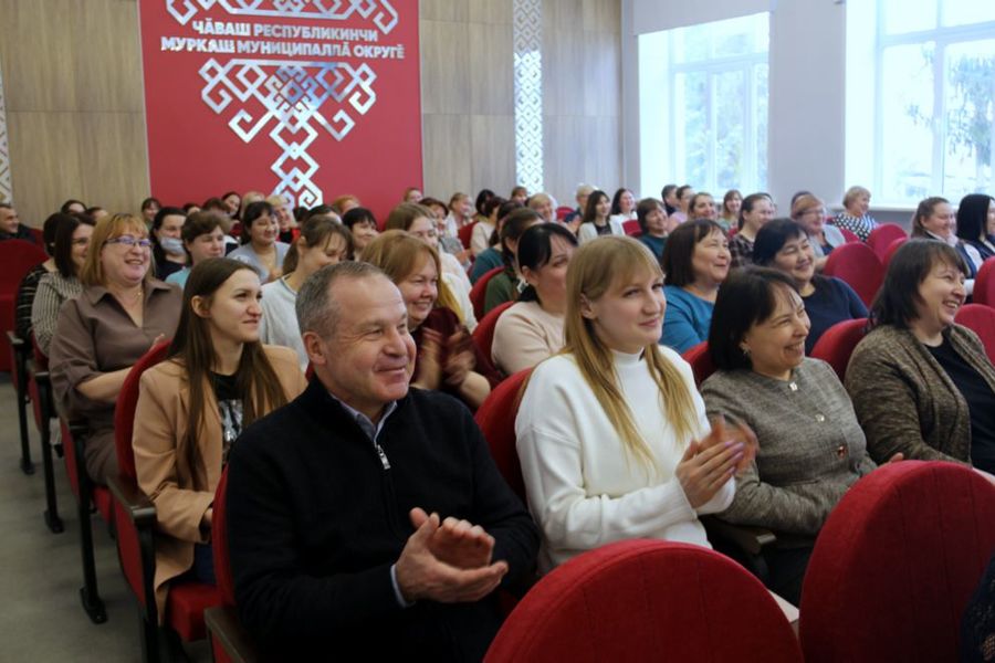 Глава округа Алексей Матросов поздравил женский коллектив администрации округа с праздником весны